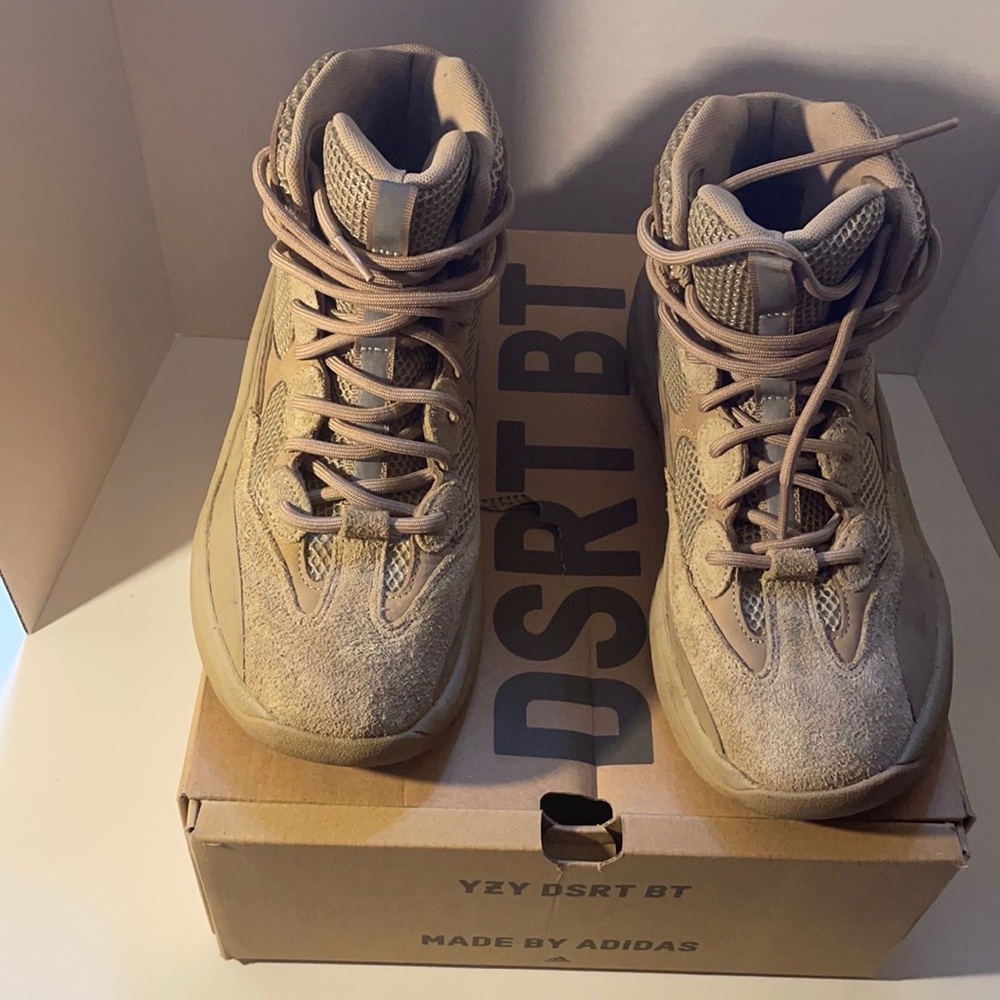 Yezzy dsrt BOOT  SIZE 9 in men suitable for size 10 in women runs small